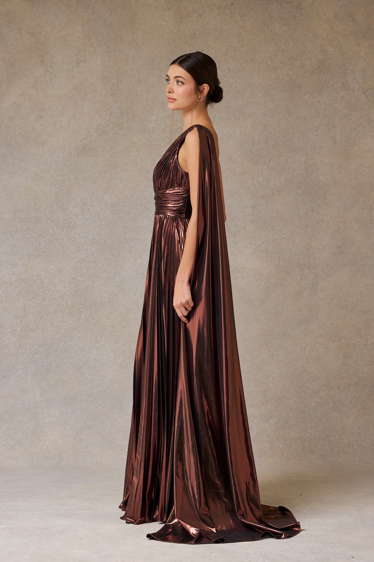 Vestido Metalizado de un Hombro Color Bronze