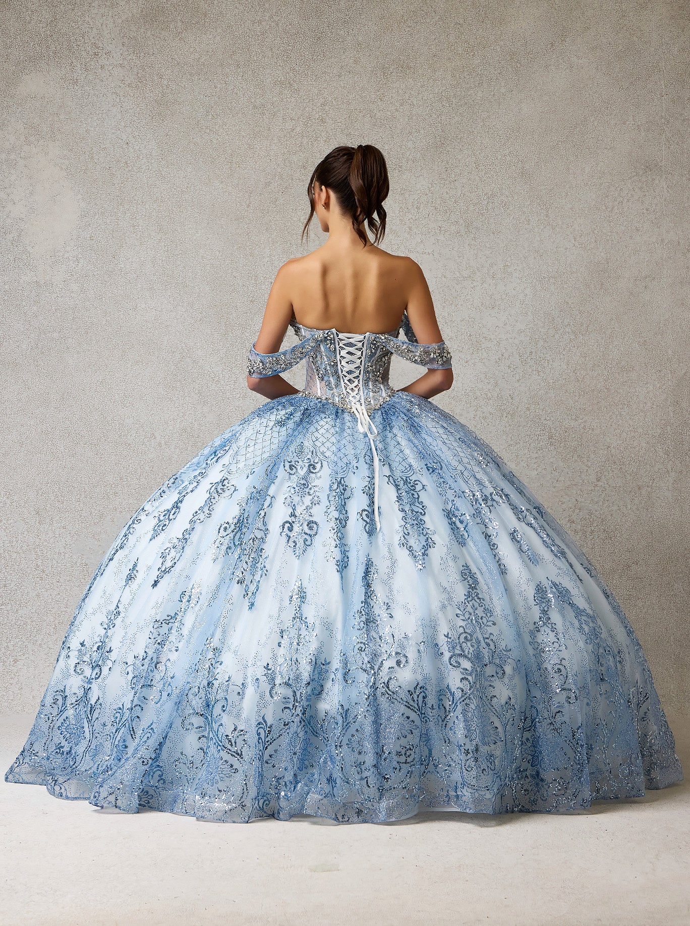 Vestido de Fiesta de Tul  Bordado con Encaje, Cristales y Lentejuelas, con Hombros Descubiertos, Color  Ice Blue