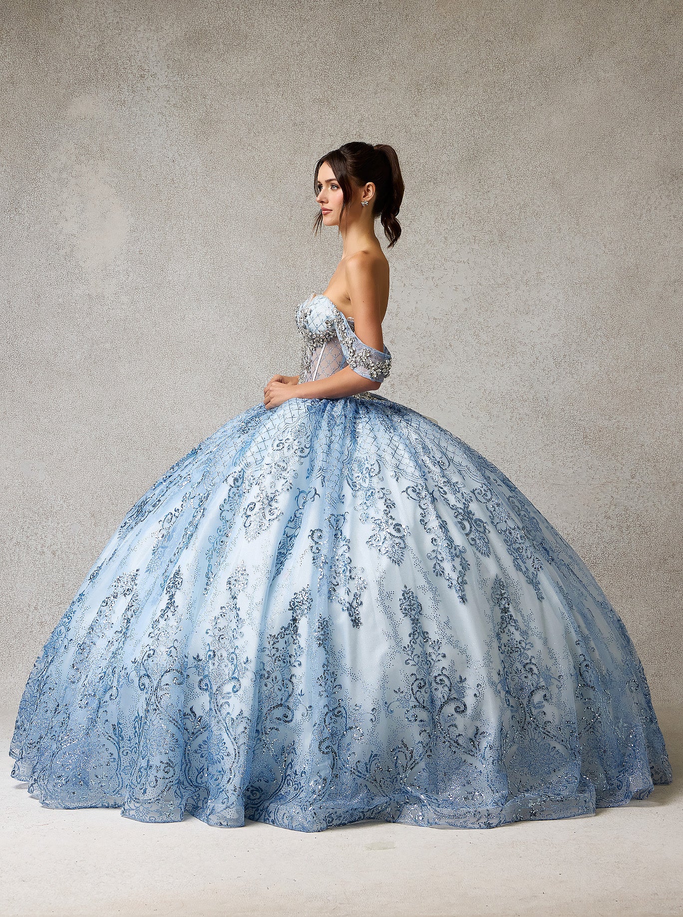 Vestido de Fiesta de Tul  Bordado con Encaje, Cristales y Lentejuelas, con Hombros Descubiertos, Color  Ice Blue