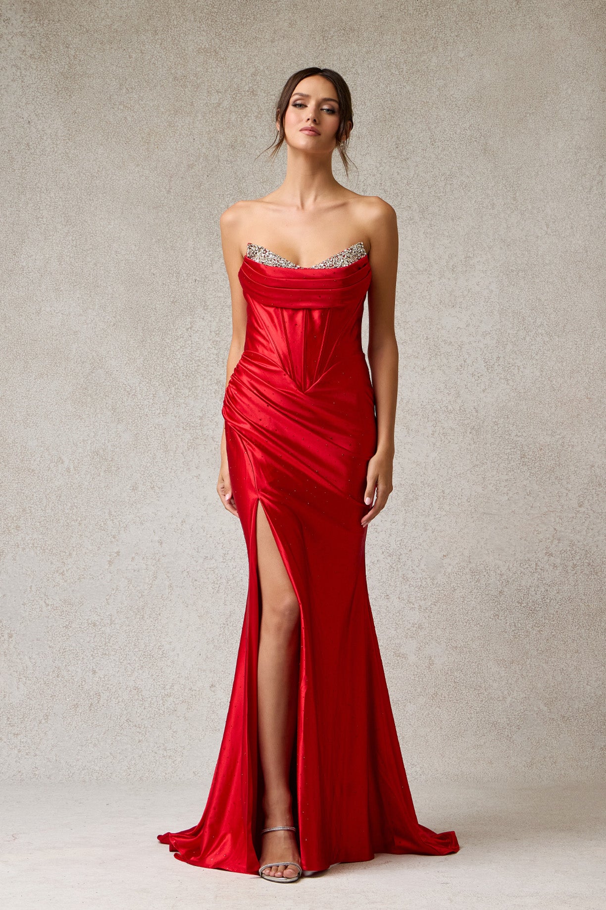 Vestido sin Tirantes Escote con Detalle Drapeado y Cristales con Abertura en la Pierna, (Varios Colores)