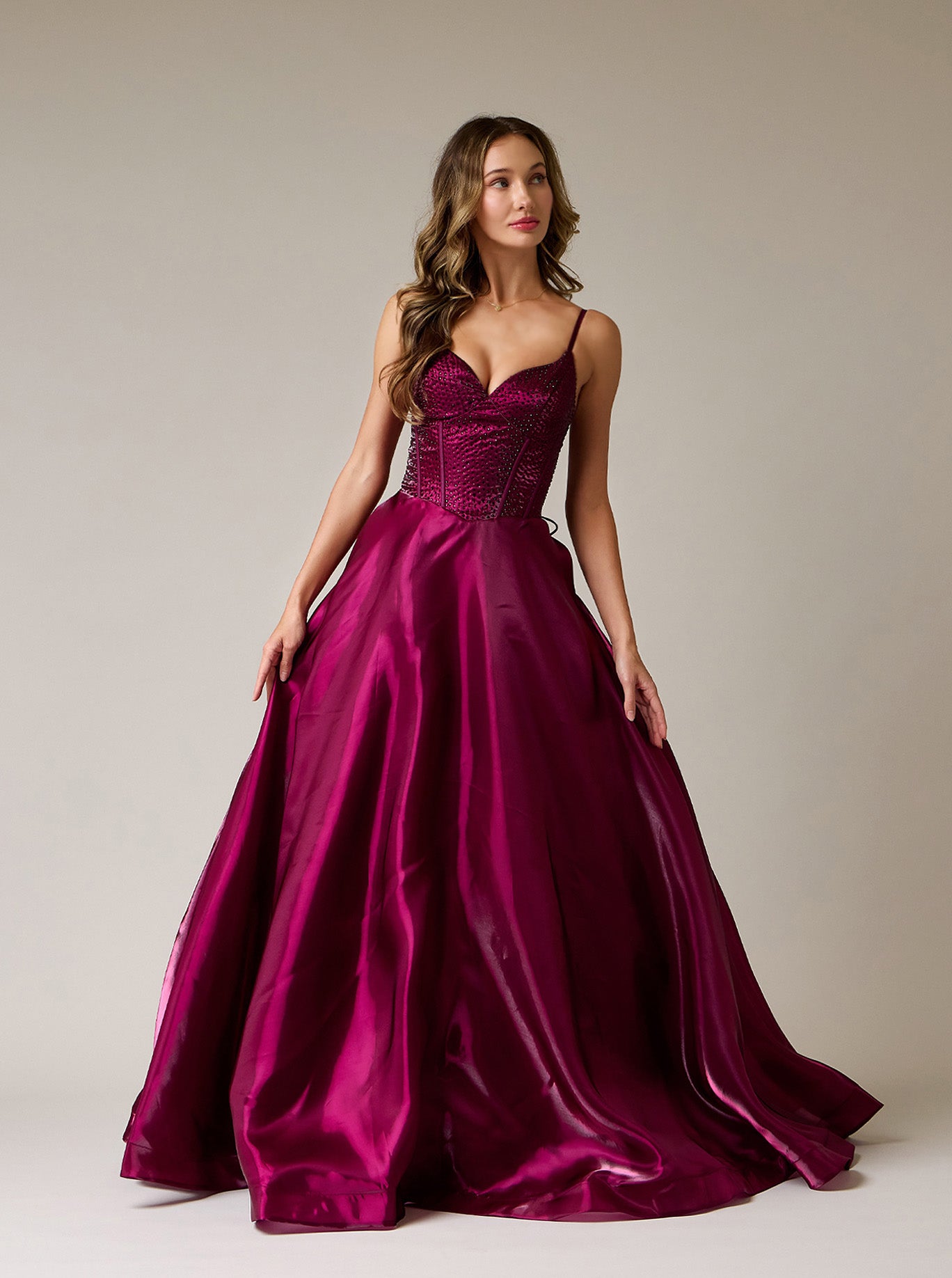Vestido Corte en A de Organza, con Escote Corazón con Bolsillos y en la Espalda, Color Plum