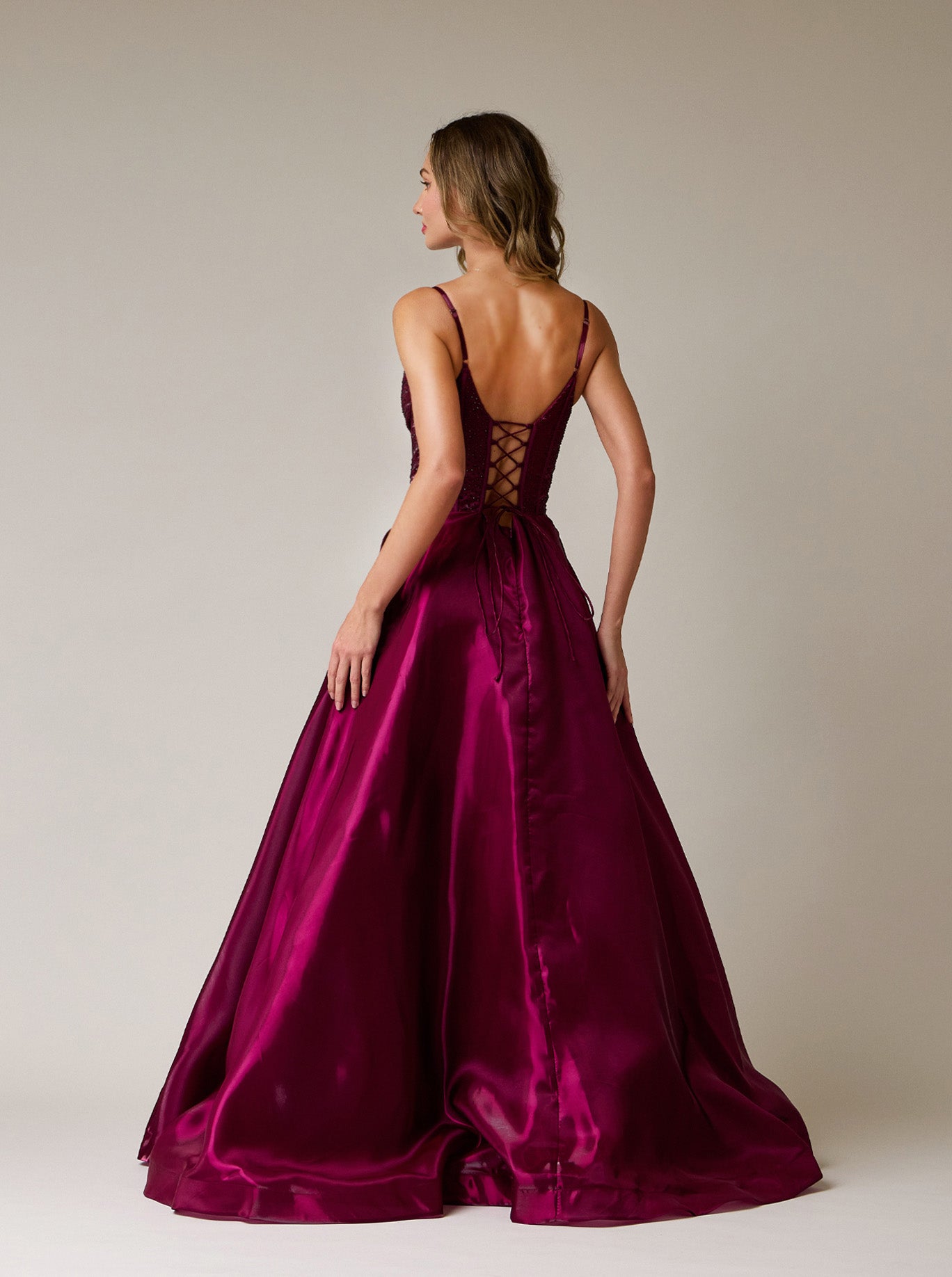 Vestido Corte en A de Organza, con Escote Corazón con Bolsillos y en la Espalda, Color Plum