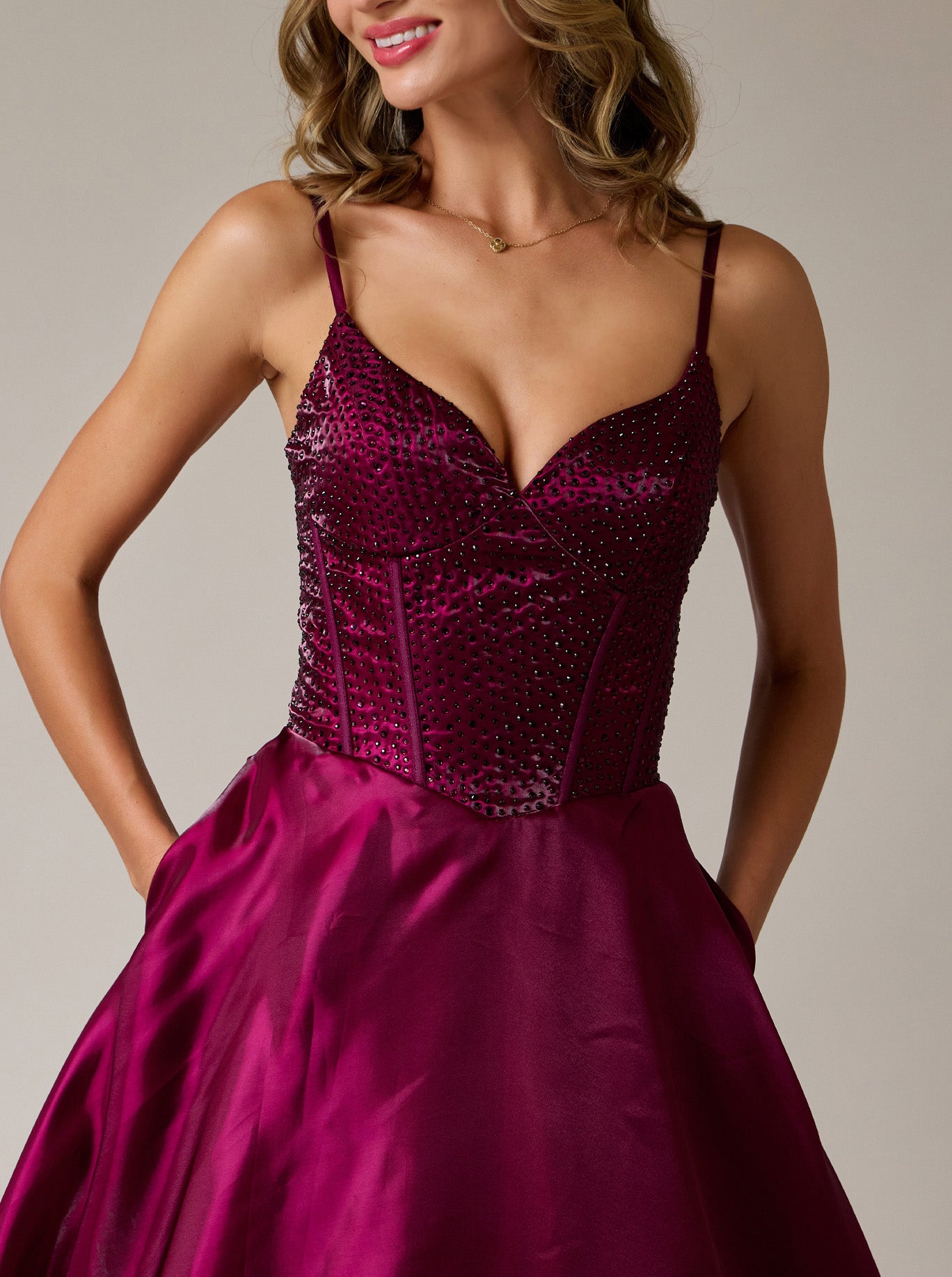 Vestido Corte en A de Organza, con Escote Corazón con Bolsillos y en la Espalda, Color Plum