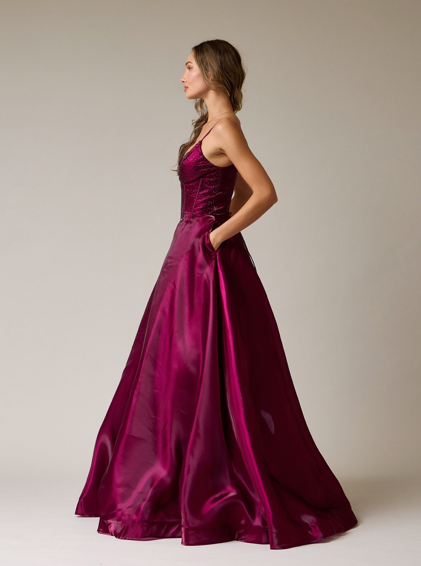 Vestido Corte en A de Organza, con Escote Corazón con Bolsillos y en la Espalda, Color Plum