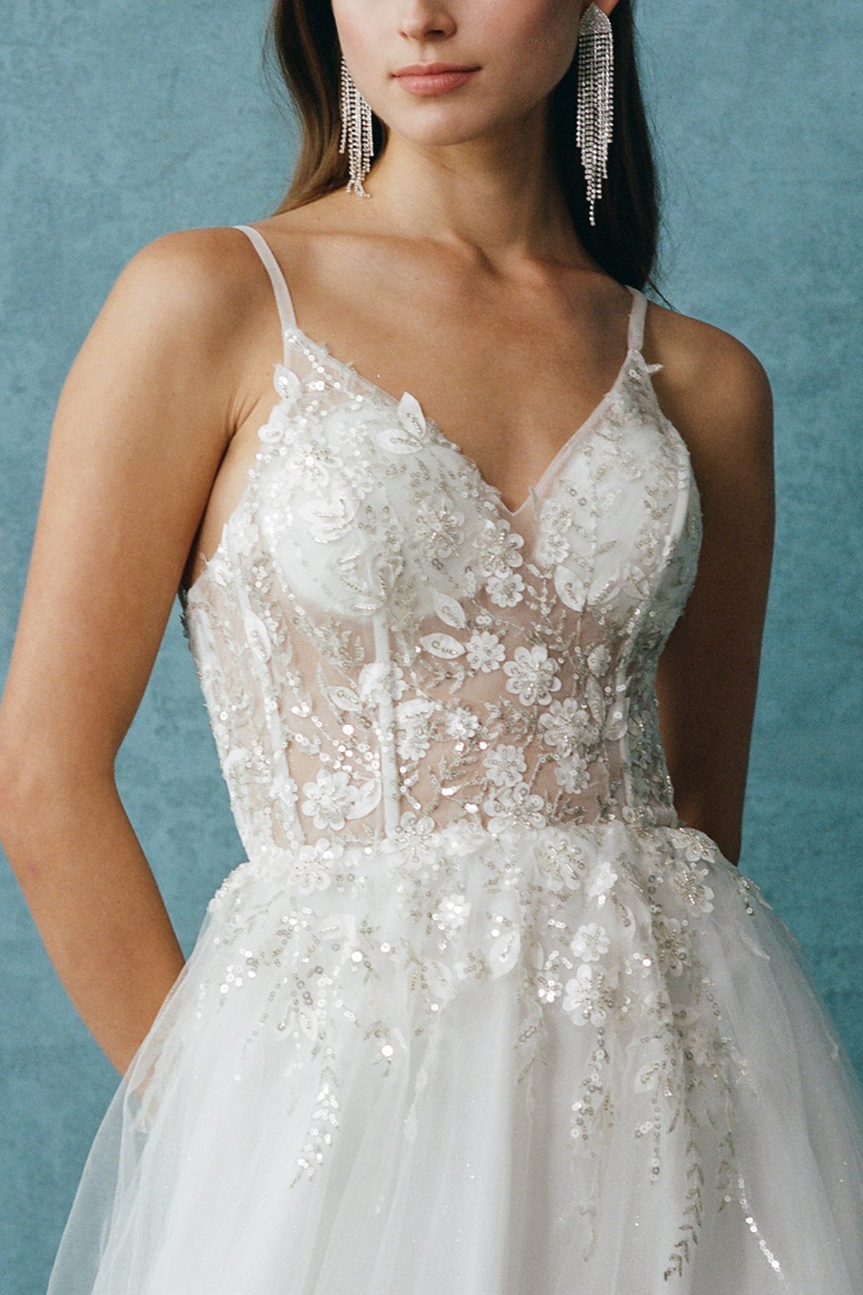 Vestido de Novia Corte en A de Tul con Encaje Bordado, Escote de Corazón y Tirantes, Color Off White