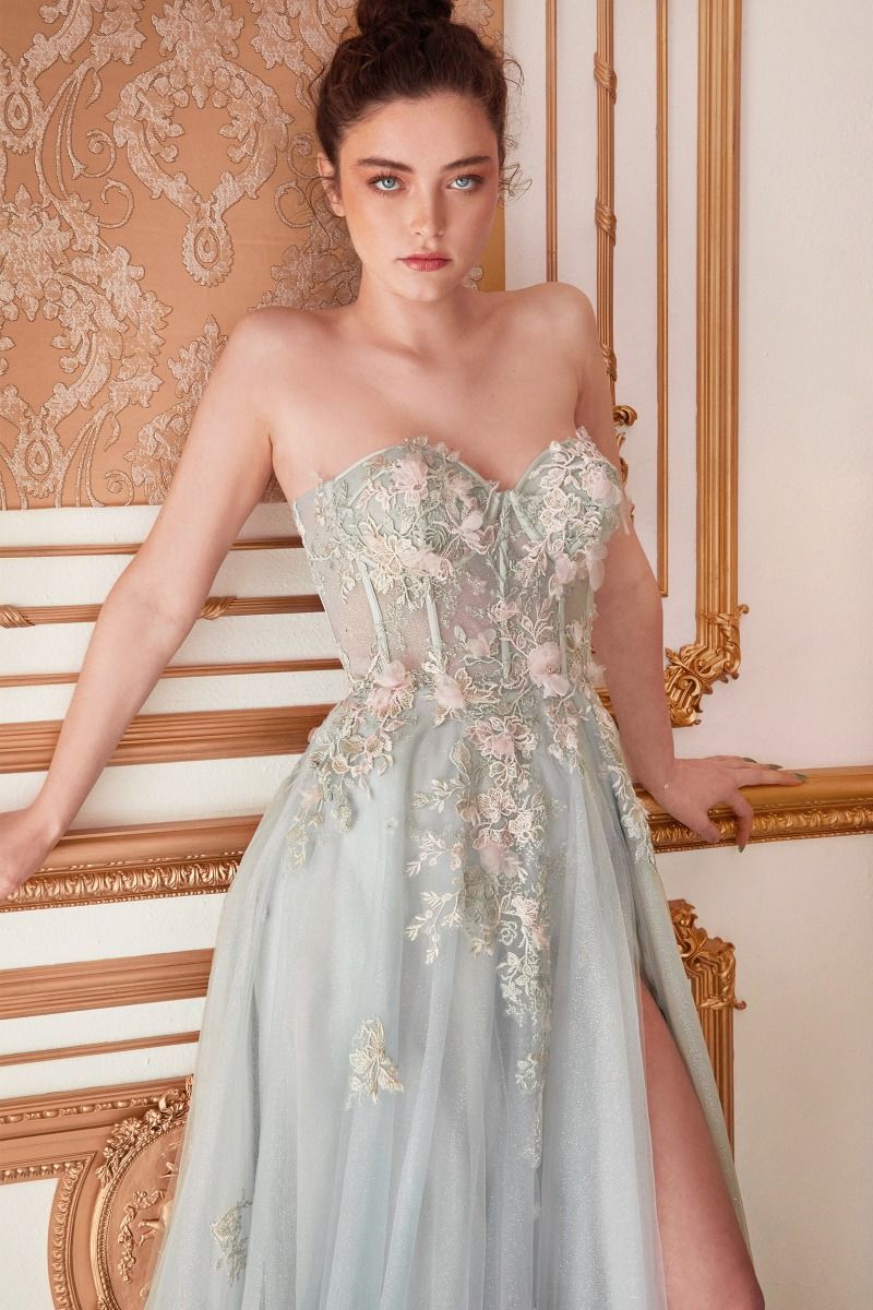 Vestido con Escote Corazón Aplicaciones y Encaje Floral, sin mangas brillante.
