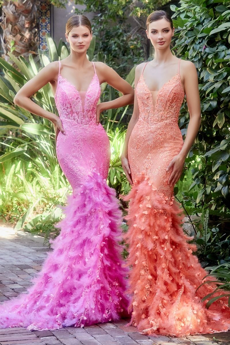 Vestido  Naranja con encaje brillante sin mangas con transparencias y terminación en plumas