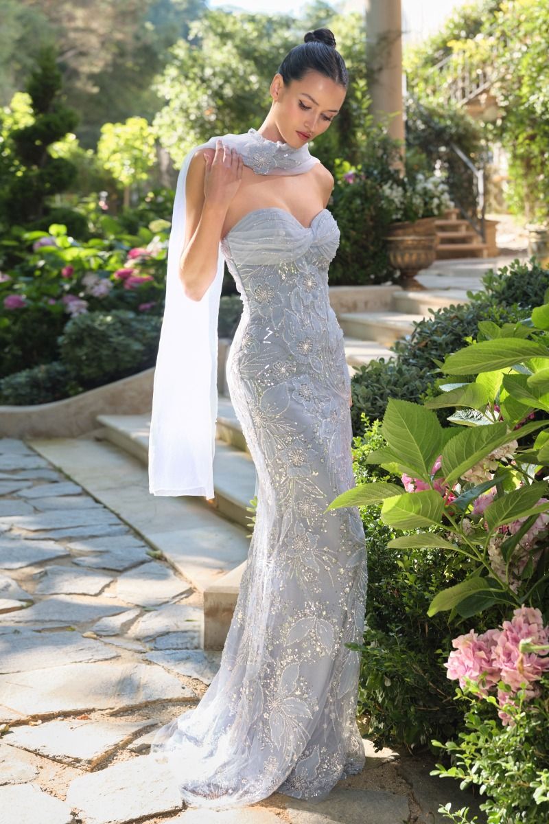 Vestido Escote de corazón sin tirantes, busto fruncido y espalda de corsé con cordones.