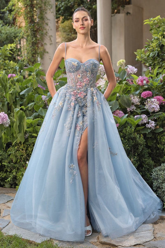 Vestido en línea A  con Corpiño tipo corsé ilusión con motivos florales y de mariposas bordados Color Blue.