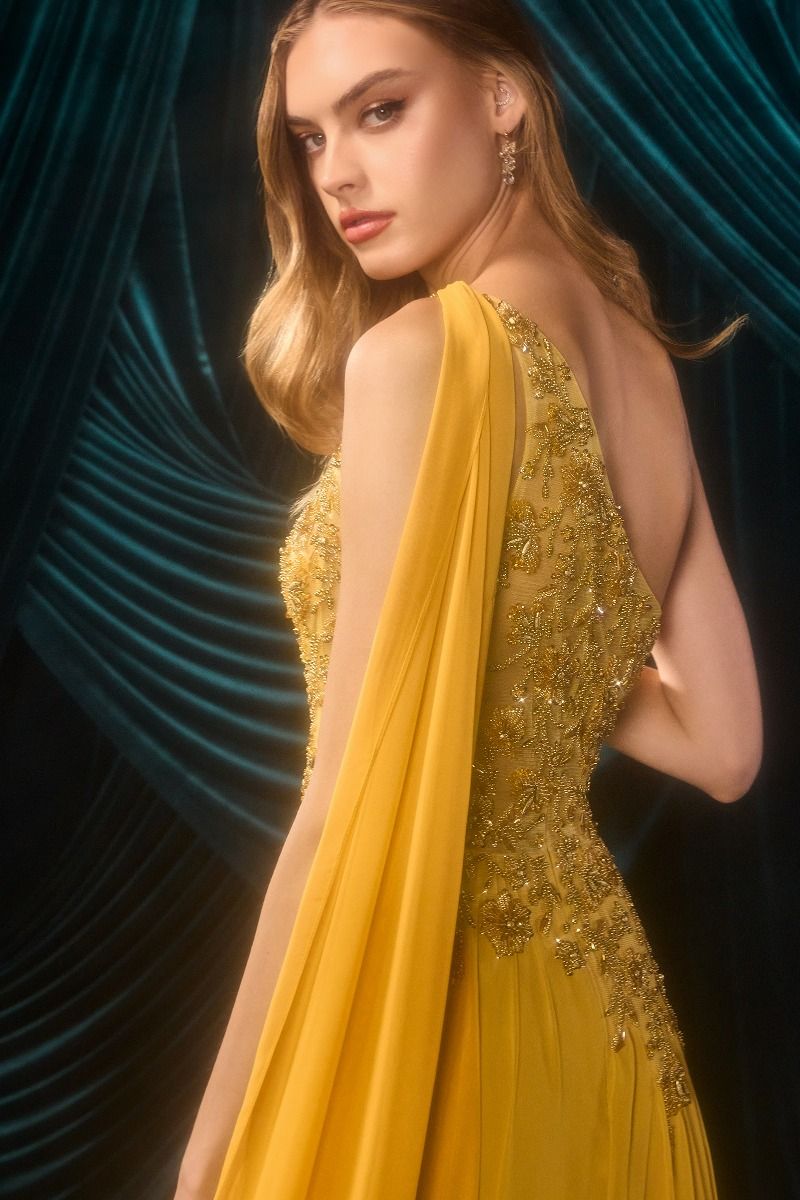 Vestido Corte en A, Escote Asimétrico con Aplique Floral de Cuentas y Capa Integrada, Color Marigold