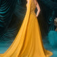 Vestido Corte en A, Escote Asimétrico con Aplique Floral de Cuentas y Capa Integrada, Color Marigold