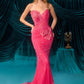 Vestido Corte Sirena Escote esculpido sin tirantes con apliques de pétalos de cuentas dimensionales Color  Fuchsia.