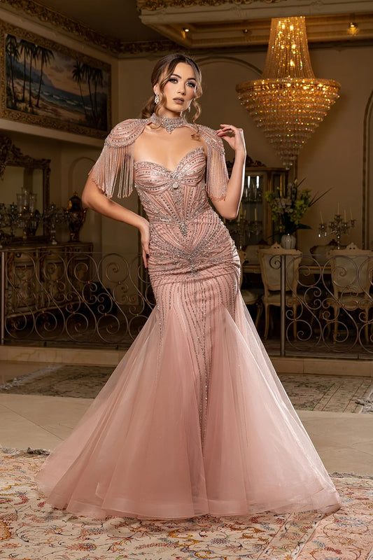 Vestido Corte Sirena con Escote Corazón y Hombreras con Flecos de Cristales y Adornos de Pedrería en Toda la Prenda, Colores Rose Gold y Champagne