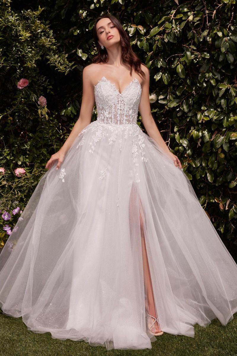 Vestido de Novia de Tul Corte en A  sin Tirantes Color Off White.