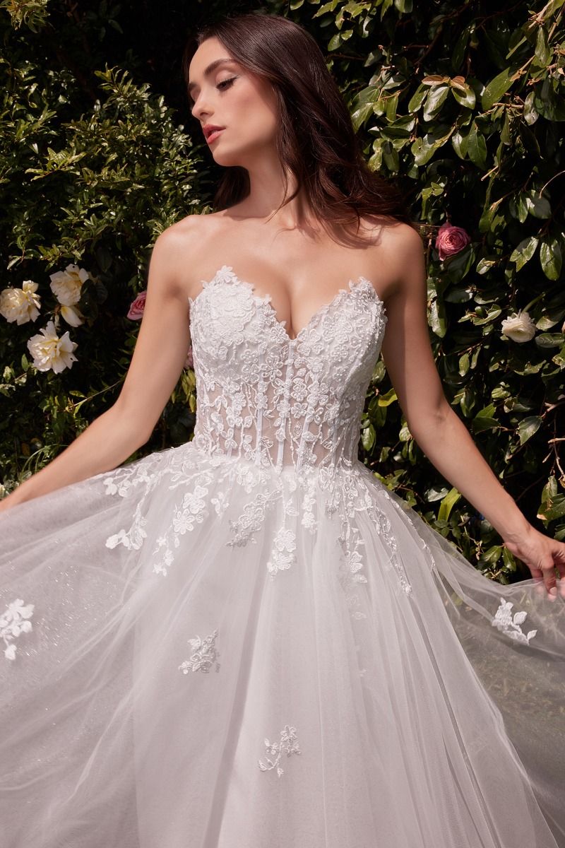 Vestido de Novia de Tul Corte en A  sin Tirantes Color Off White.