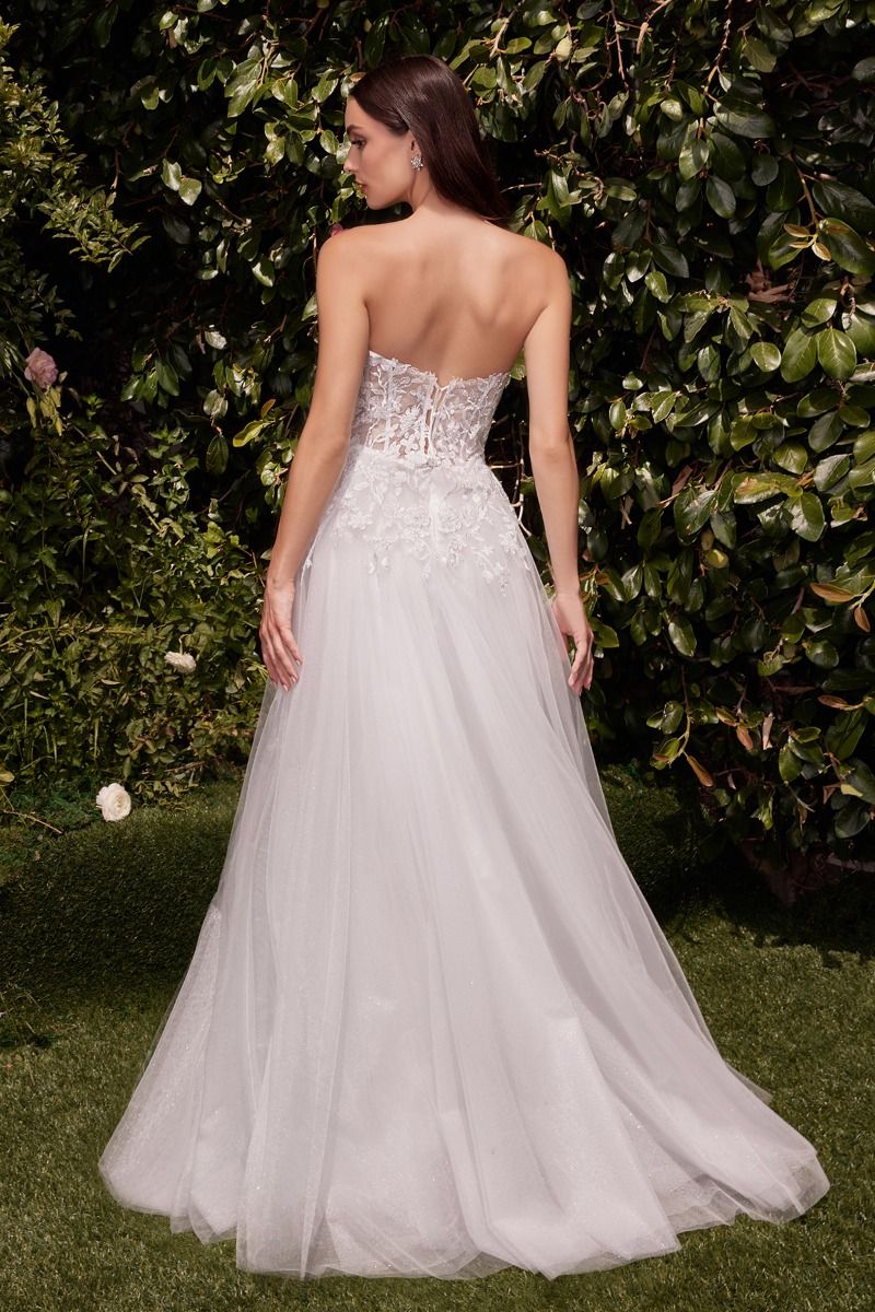 Vestido de Novia de Tul Corte en A  sin Tirantes Color Off White.