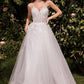 Vestido de Novia de Tul Corte en A  sin Tirantes Color Off White.