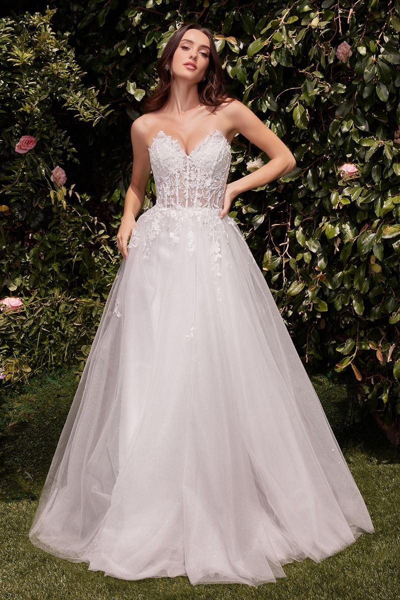 Vestido de Novia de Tul Corte en A  sin Tirantes Color Off White.