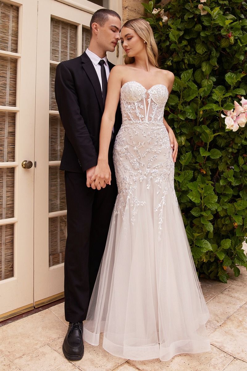 Vestido de Novia Corte Sirena Decorado y Sin Tirantes.