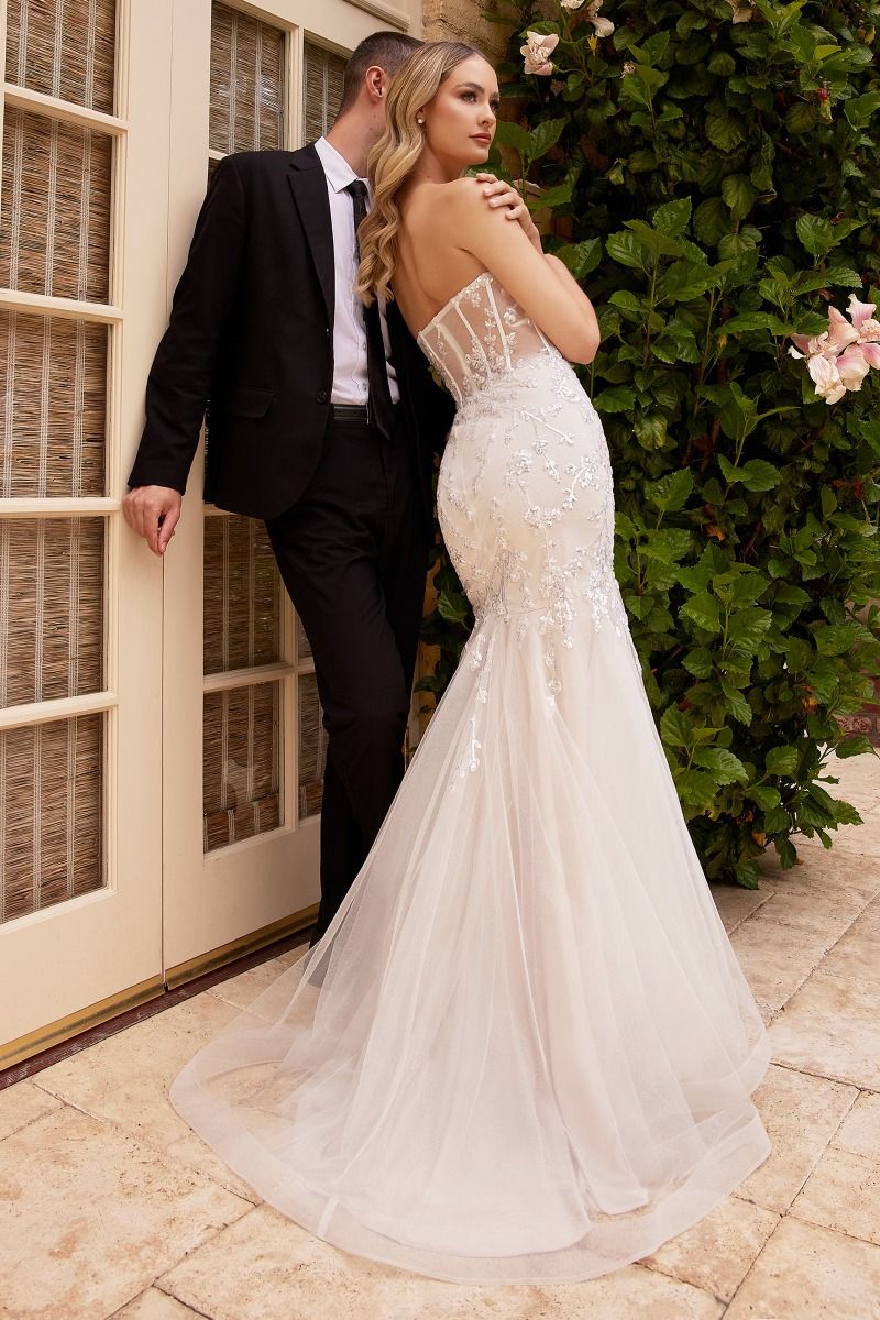 Vestido de Novia Corte Sirena Decorado y Sin Tirantes.