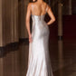 Vestido con un Ligero Vuelo y Cauda, Escote en V Profundo, con Detalles Lineales de Pedrería y Abertura Alta en la Pierna, Cores  Royal y Silver