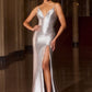 Vestido con un Ligero Vuelo y Cauda, Escote en V Profundo, con Detalles Lineales de Pedrería y Abertura Alta en la Pierna, Cores  Royal y Silver