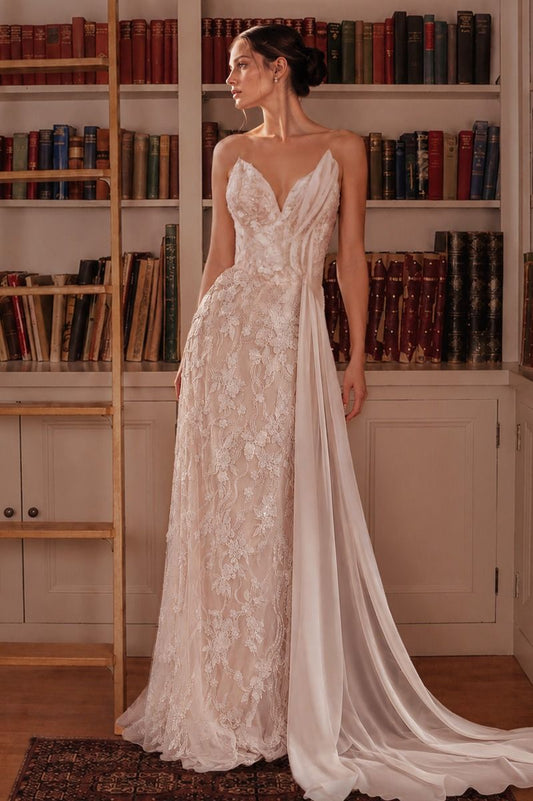 Vestido de Novia con Escote Corazón, Aplicaciones de Encaje Floral y Pedrería y Panel Lateral en Cascada, Color Off White Nude