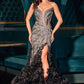 Vestido con Escote Pronunciado, Corte Ajustado a la Cadera, Falda de Organza con Rosetas en ascada.