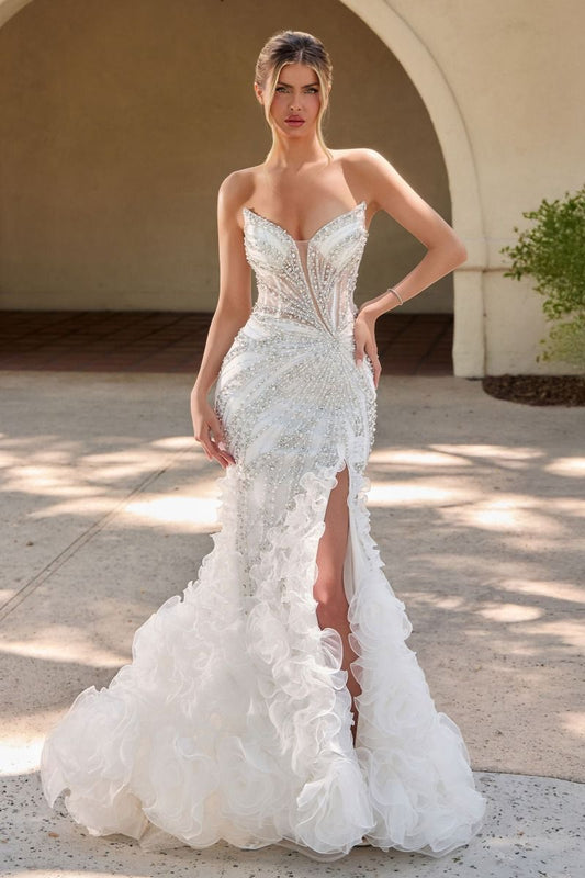 Vestido de Novia Corte Sirena Entallado, Con Elaborados Adornos de Cristales y Falda con Volantes de Organza, Color Off White