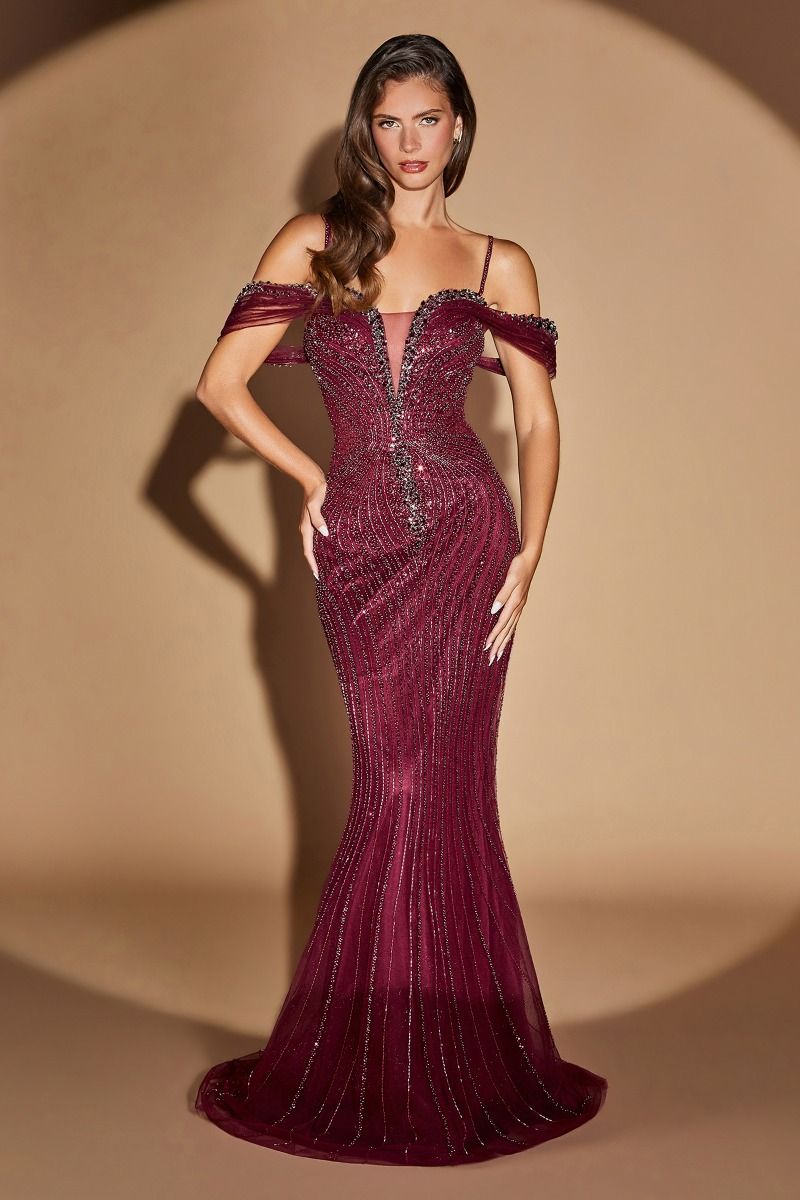 Vestido Corte Sirena, con Escote Corazón con Tirantes Caídos y Elaborados Adornos de Cristales y pedrería