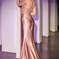 Vestido Corte Sirena Con Decorado de Pederería en el Busto Color Rose Gold.