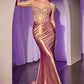 Vestido Corte Sirena Con Decorado de Pederería en el Busto Color Rose Gold.