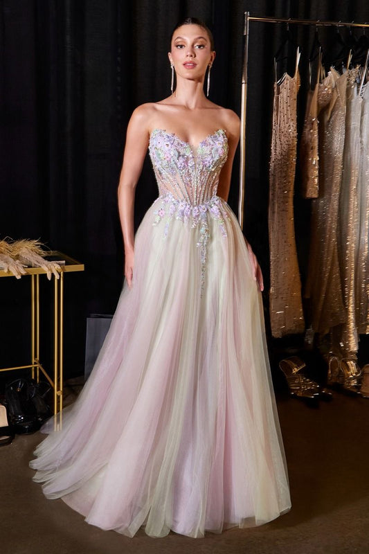 Vestido en Corte A, de Tul en Capas con Aplicaciones Florales Bordadas, Corpiño Tipo Corsé, Escote Corazón y Abertura en la Pierna Color Sage