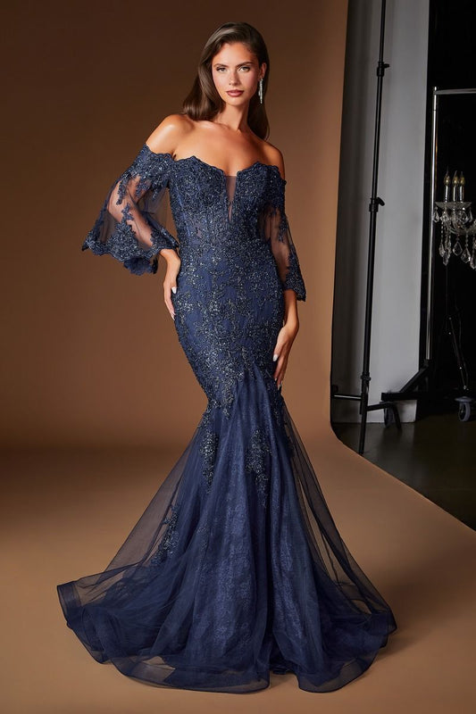 Vestido Corte Sirena, Escote Corazón, Hombros Descubiertos con Aplicaciones de Encaje Bordado y Mangas Acampanadas, Color Navy y Gold