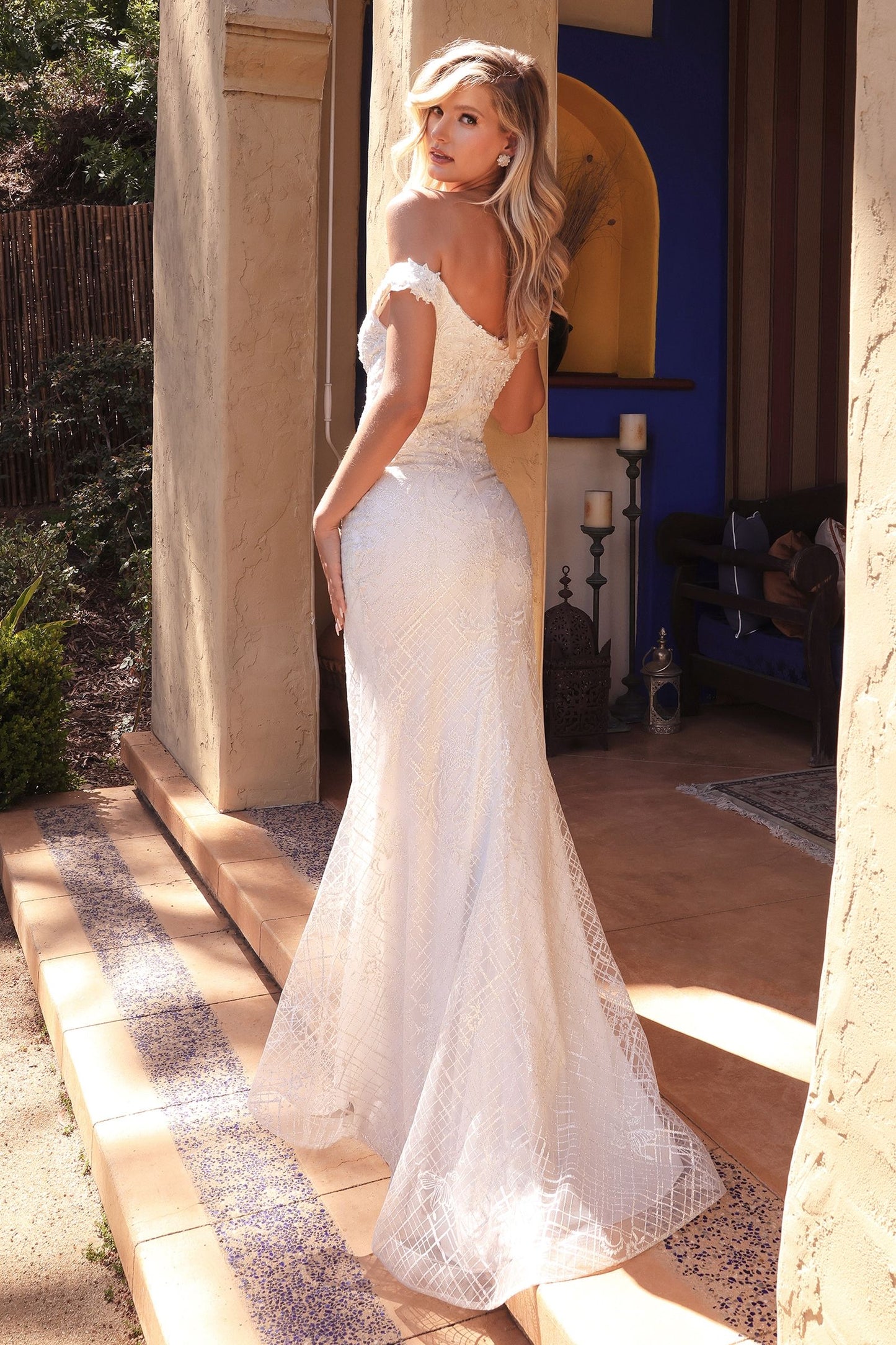 Vestido de Novia orte Sirena con Hombros descubiertos Color Offe White.