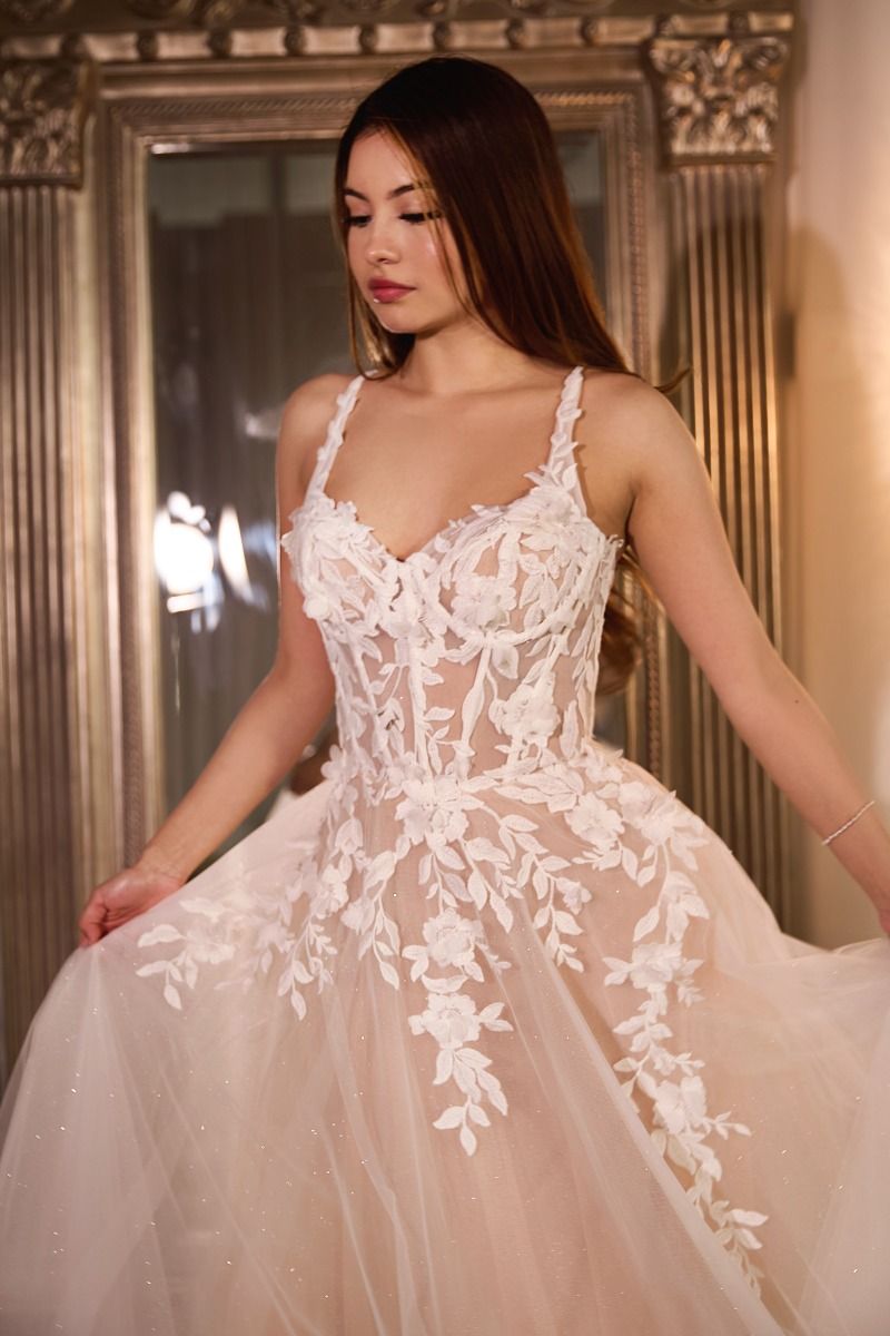 Vestido de Novia de Encaje con Falda de Tul en Capas.