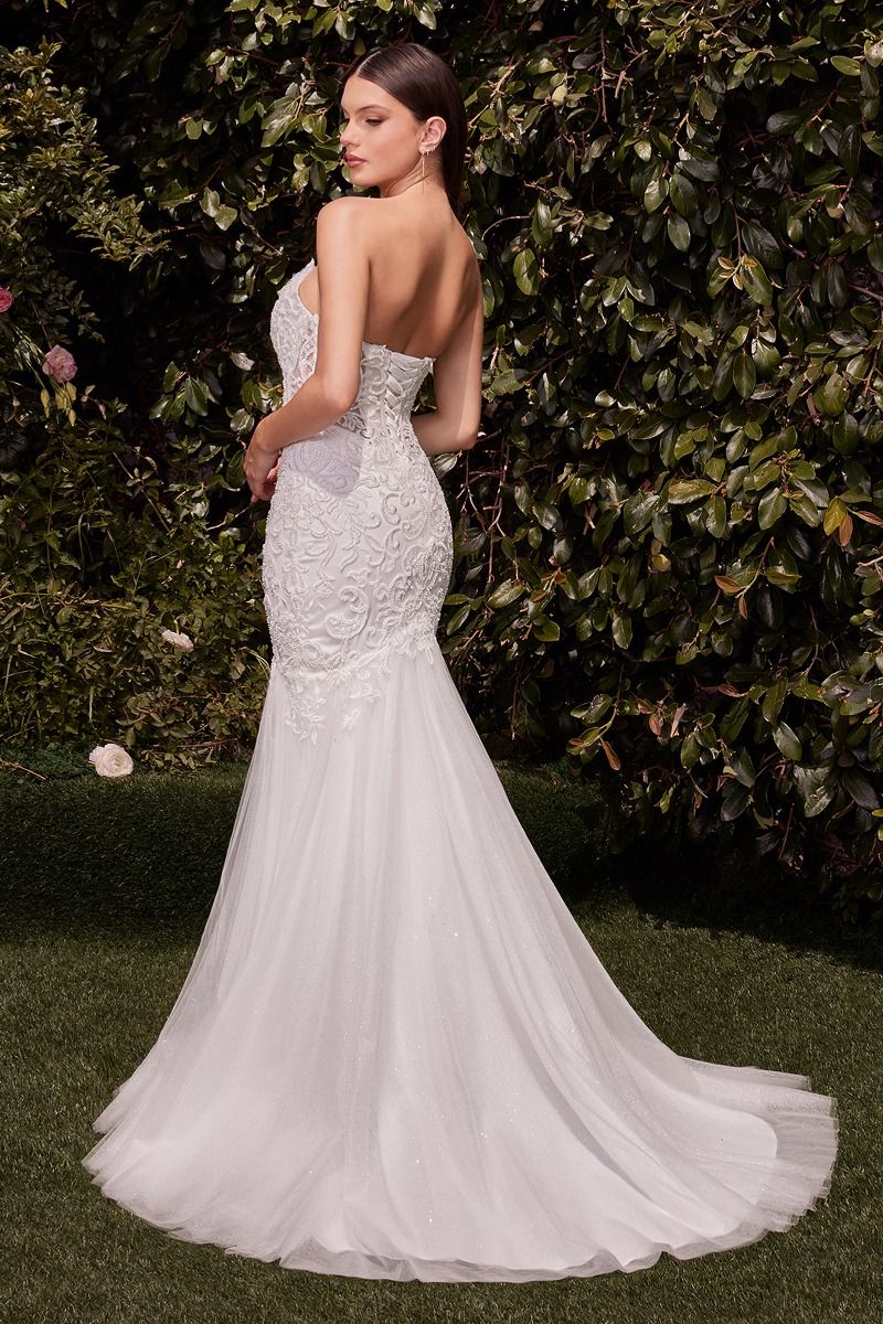 Vestido de Novia Corte Sirena sin Tirantes con Adornos de Encaje.