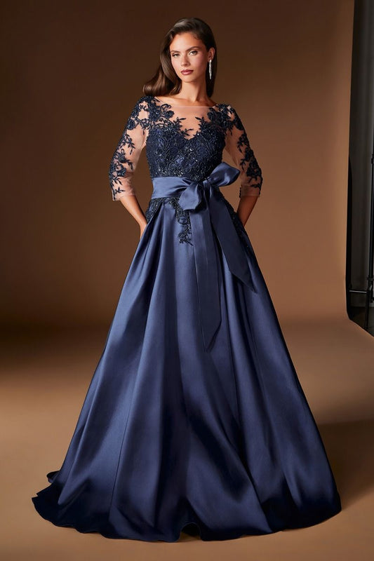 Vestido Corte en A, con Escote Tipo Ilusión, con Aplicaciones de Encaje  Pedrería y Lazo en la Cintura, Colores Navy y Gold