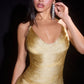 Vestido Corto Ajustado, con Escote Drapeado y Finos Tirantes, con Flecos Metálicos Brillantes con Movimiento, Color Gold