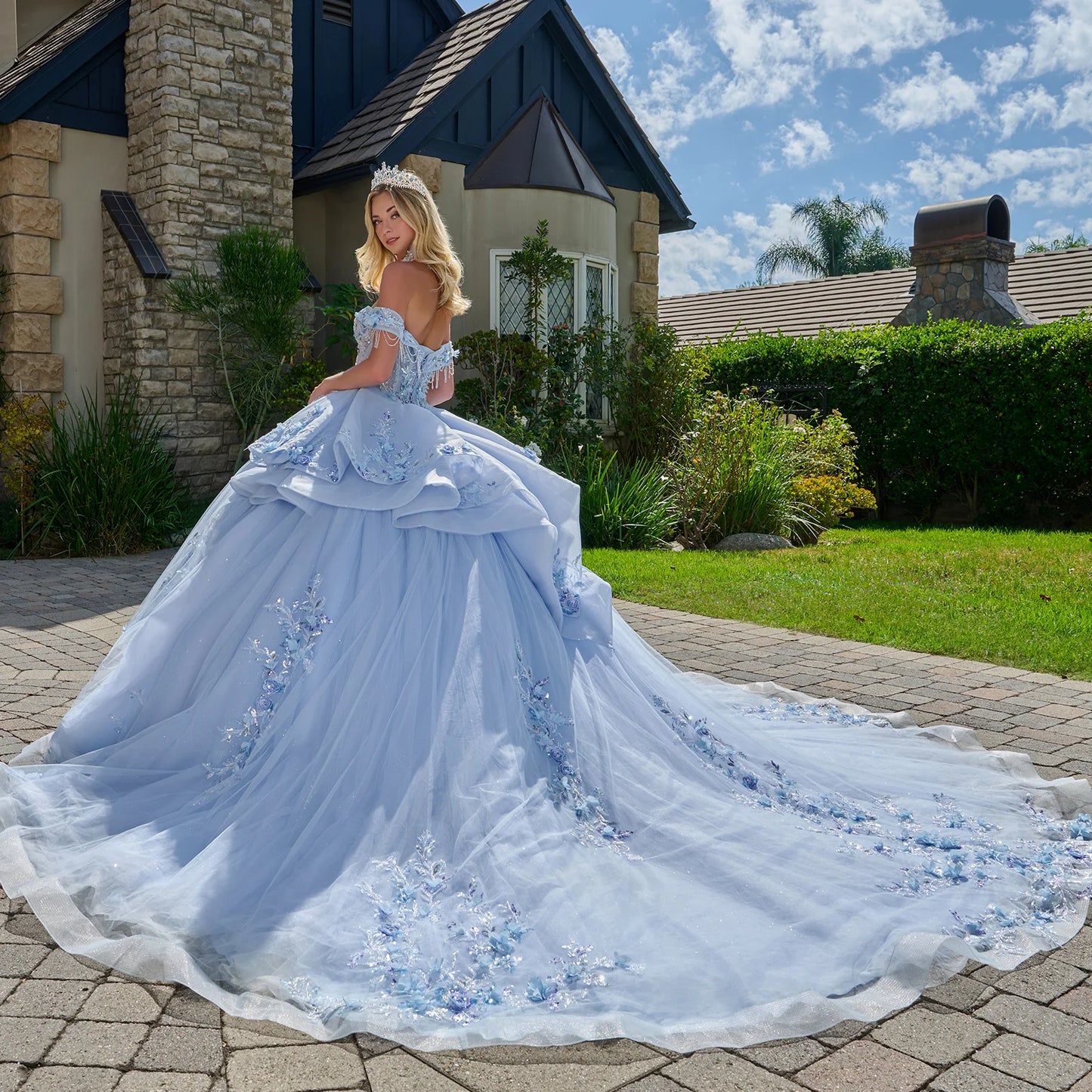 Vestido de Fiesta con Hombros Descubiertos, Bordado con Apliques de Cuentas y Lentejuelas, Color Ligth Blue