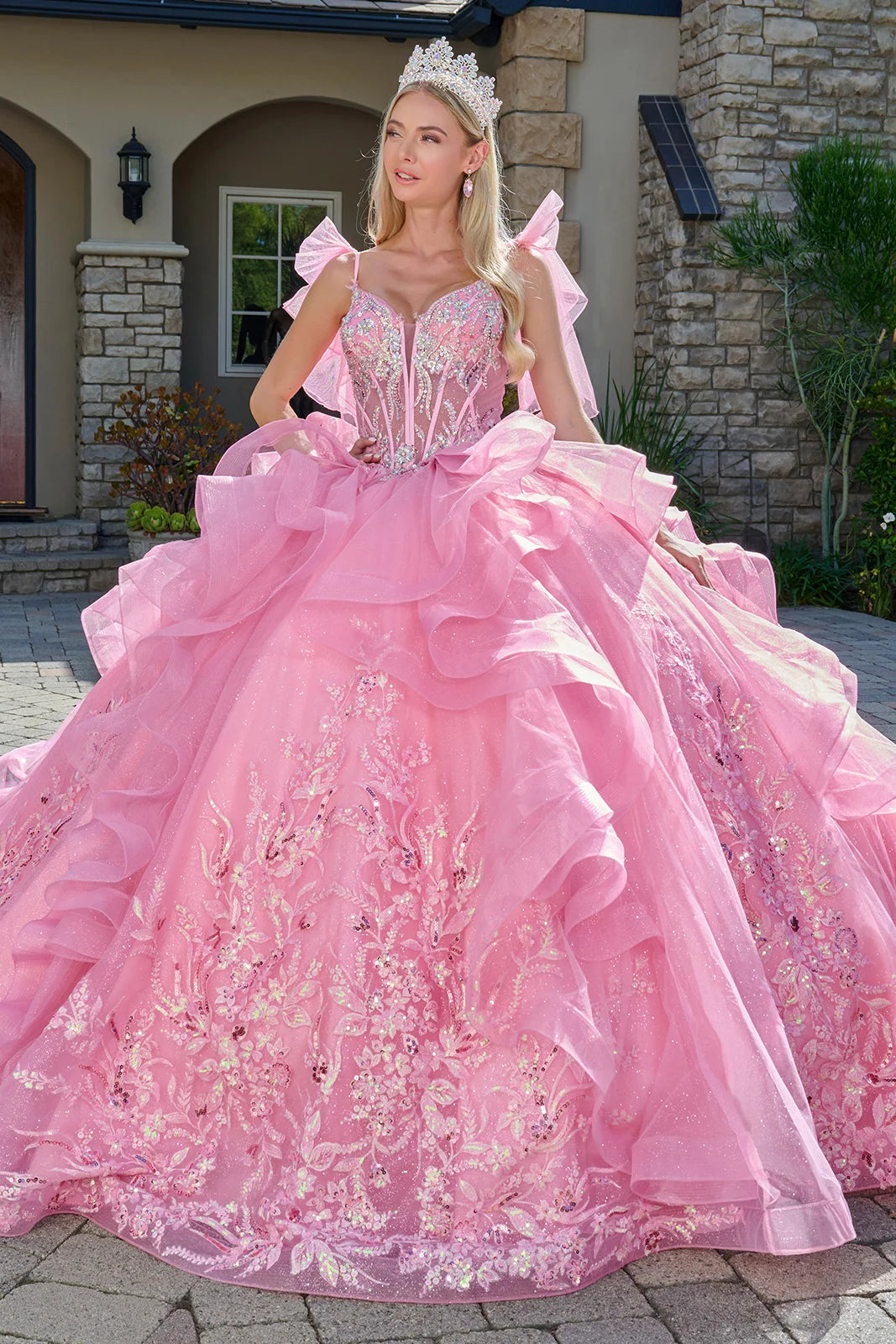Vestido de Fiesta con Finos Tirantes Adornados con Lazos Brillantes, con Intrincados Bordados y Cuentas Brillantes, Color Pink