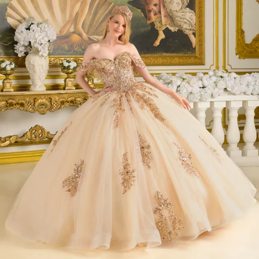 Vestido de Fiesta, de Tul con Escote Corazón. Hombros Descubiertos con Bordados, Color Champagne