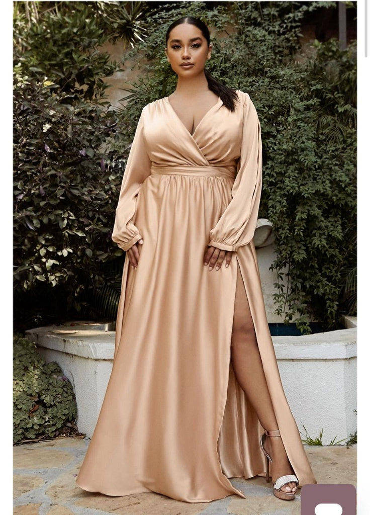 Vestido de satin con maga larga Curvy Color  Champagne.