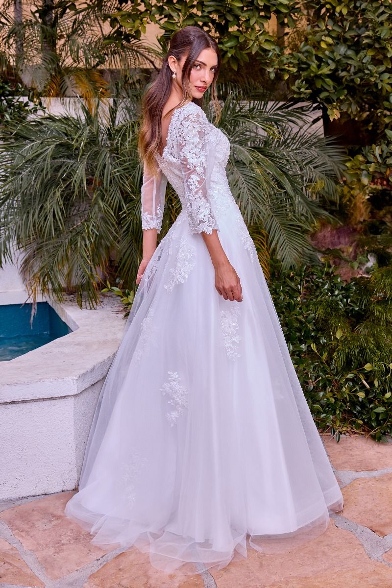 Vestido de Novia en Línea A con  Escote alto, mangas tres cuartos y espalda en V Color Off White