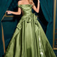 Vestido con  Escote con hombros descubiertos, cintura plisada estructurada y corpiño fruncido.