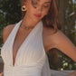 Vestido de Novia Escote en V halter con faja larga en la espalda y cintura plisada.Color Off White