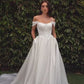 Vestido de Novia de Satén Suave con Hombros Descubiertos.