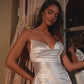 Vestido de Novia de Silueta Entallada y Cintura Drapeada, Color Off White.