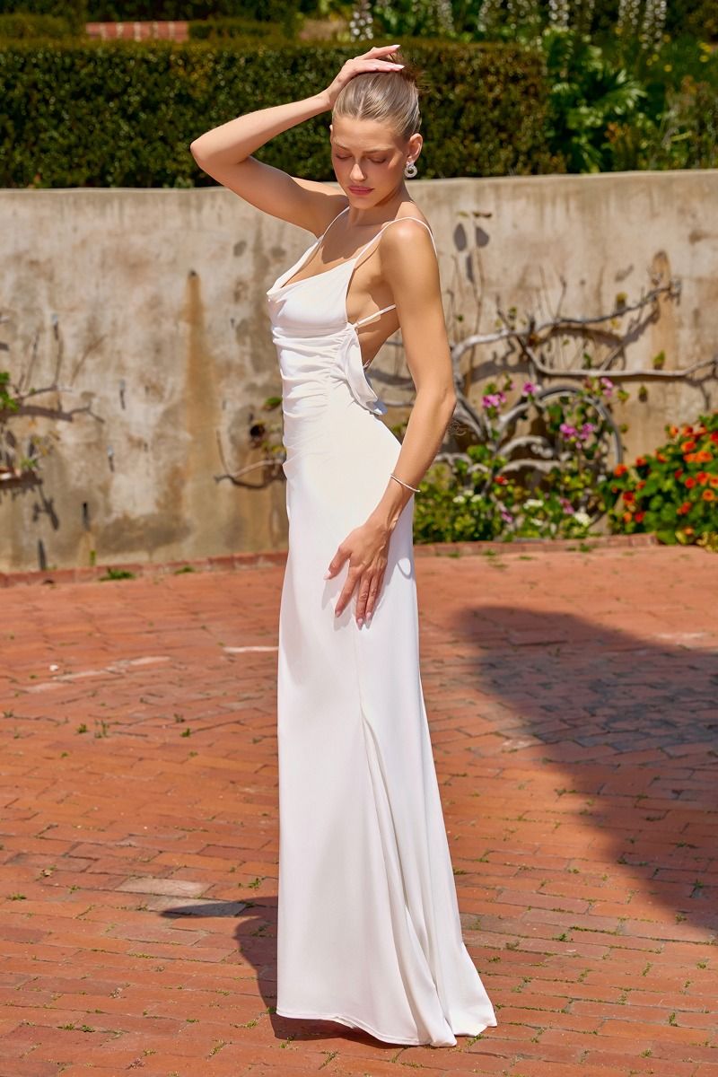 Vestido de Novia Parte delantera lisa con espalda descubierta y delicados detalles de encaje.Color Off White