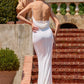 Vestido de Novia Parte delantera lisa con espalda descubierta y delicados detalles de encaje.Color Off White